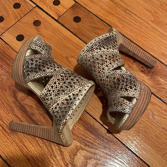 BCBG MAZRIA shoes - Picture 3 of 5